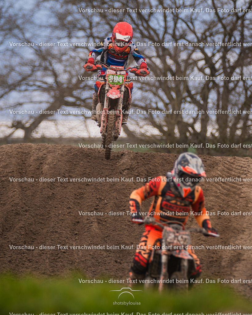 04_13_Bensdorf_85-3373 | Sportfotografin aus Berlin-Brandenburg mit Fokus auf Motocross. Ich halte deine sportliche Leistung und echte Emotionen auf und neben der Strecke professionell fest. Entdecke die Fotos von deinem Rennen und bestelle sie direkt hier im Shop.