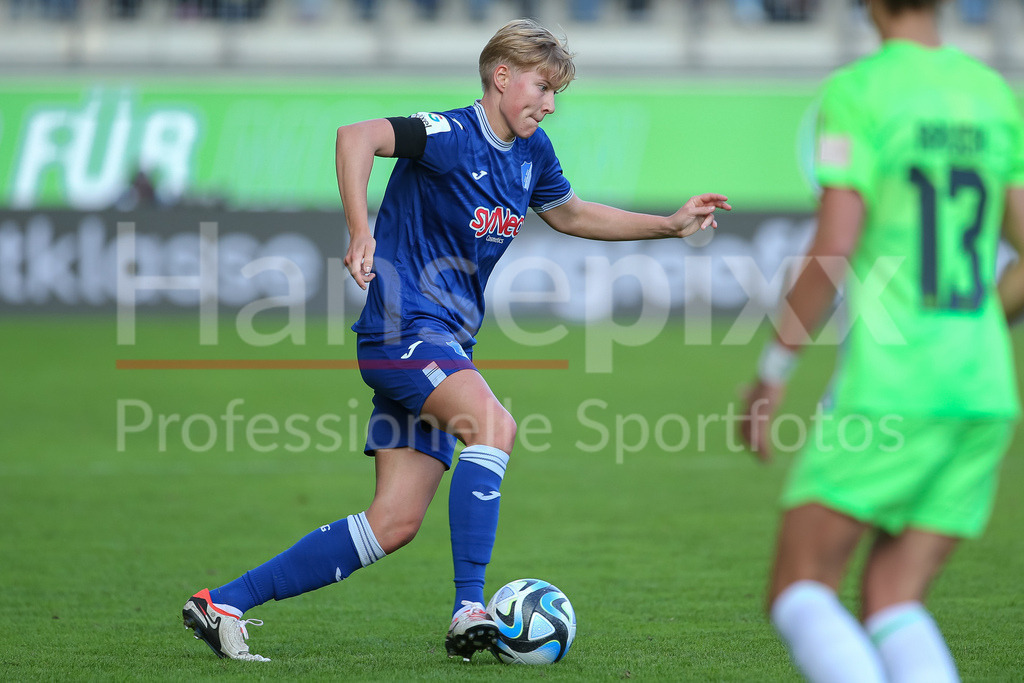 Fussball, Google Pixel Frauen-Bundesliga, VfL Wolfsburg - TSG 1899 Hoffenheim | v.li.: Paulina Krumbiegel (TSG 1899 Hoffenheim, 8) am Ball, Einzelbild, Ganzkörper, Aktion, Action, Spielszene, DIE DFB-RICHTLINIEN UNTERSAGEN JEGLICHE NUTZUNG VON FOTOS ALS SEQUENZBILDER UND/ODER VIDEOÄHNLICHE FOTOSTRECKEN. DFB REGULATIONS PROHIBIT ANY USE OF PHOTOGRAPHS AS IMAGE SEQUENCES AND/OR QUASI-VIDEO.