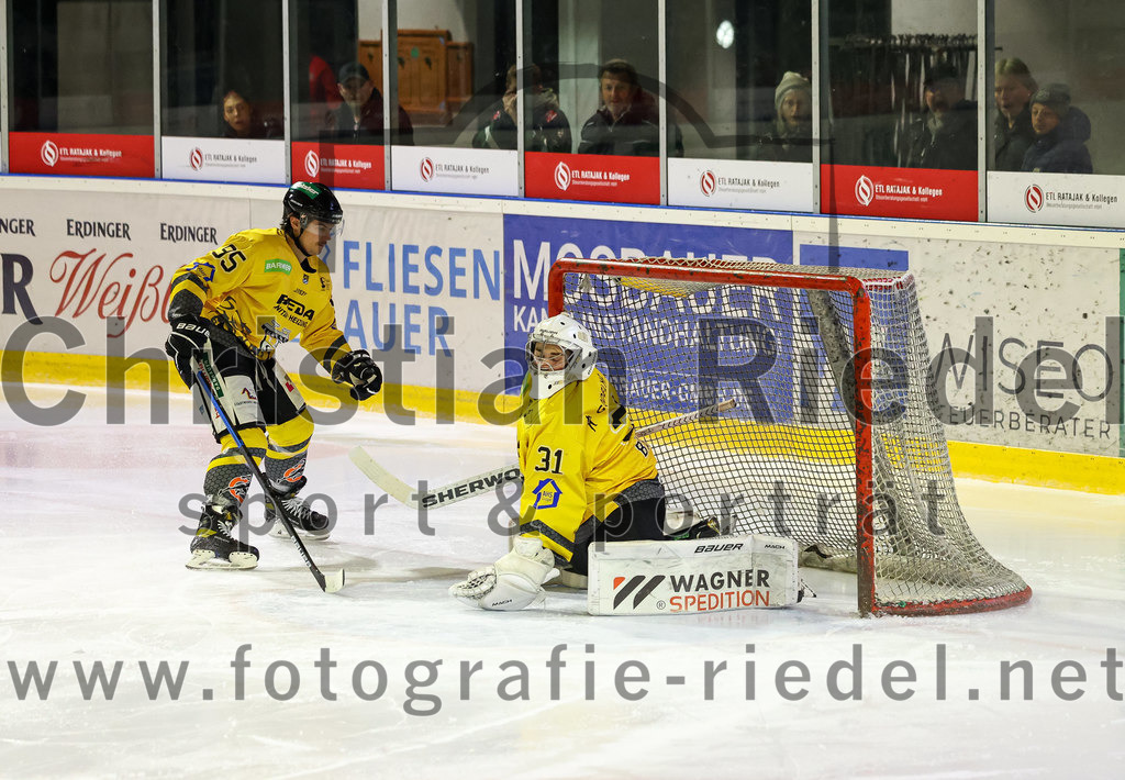 2022-11-20_102_TSV_Erding_gegen_ERSC_Amberg | Erding, Deutschland, 20.11.2022:
Eishockey, Bayernliga 2022 / 2023, 15. Spieltag, TSV Erding gegen ERSC Amberg, Endergebnis: 5:1

Lukas Salinger (ERSC Amberg, #95), Torwart Timon Bätge (ERSC Amberg, #31)

Foto: Christian Riedel / fotografie-riedel.net
