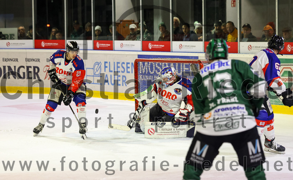 2023-11-03_126_TSV_Erding_gegen_ESC_Dorfen | Erding, Deutschland, 03.11.2023:
Eishockey, Bayernliga Vorrunde 2023 / 2024, 6. Spieltag, TSV Erding gegen ESC Dorfen, Endergebnis: 11:3

Maximilian Huber (ESC Dorfen, #21), Torwart Andreas Marek (ESC Dorfen, #30)

Foto: Christian Riedel / fotografie-riedel.net
