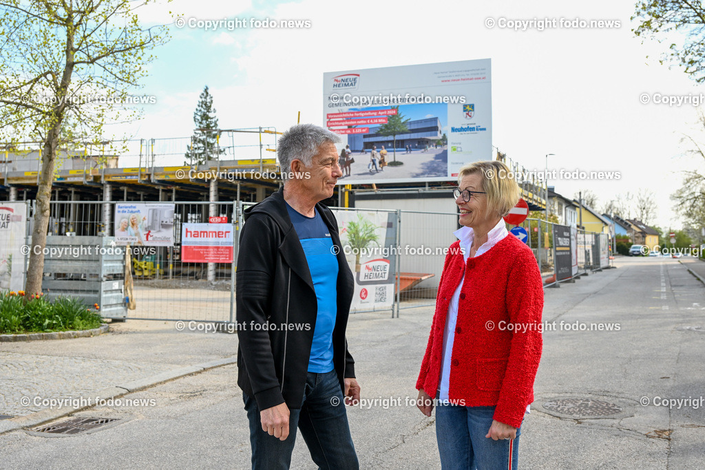 Neuhofen an der Krems_ 27.04.2023-15 | 27.04.2023, Neuhofen an der Krems, AUT, Marktplatz, Kirchenplatz, Gemeindeamt, im Bild Guenter Engertsberger (Gemeindevorstand), Gertraud Eckerstorfer (SP, Vize- BgmIn.)