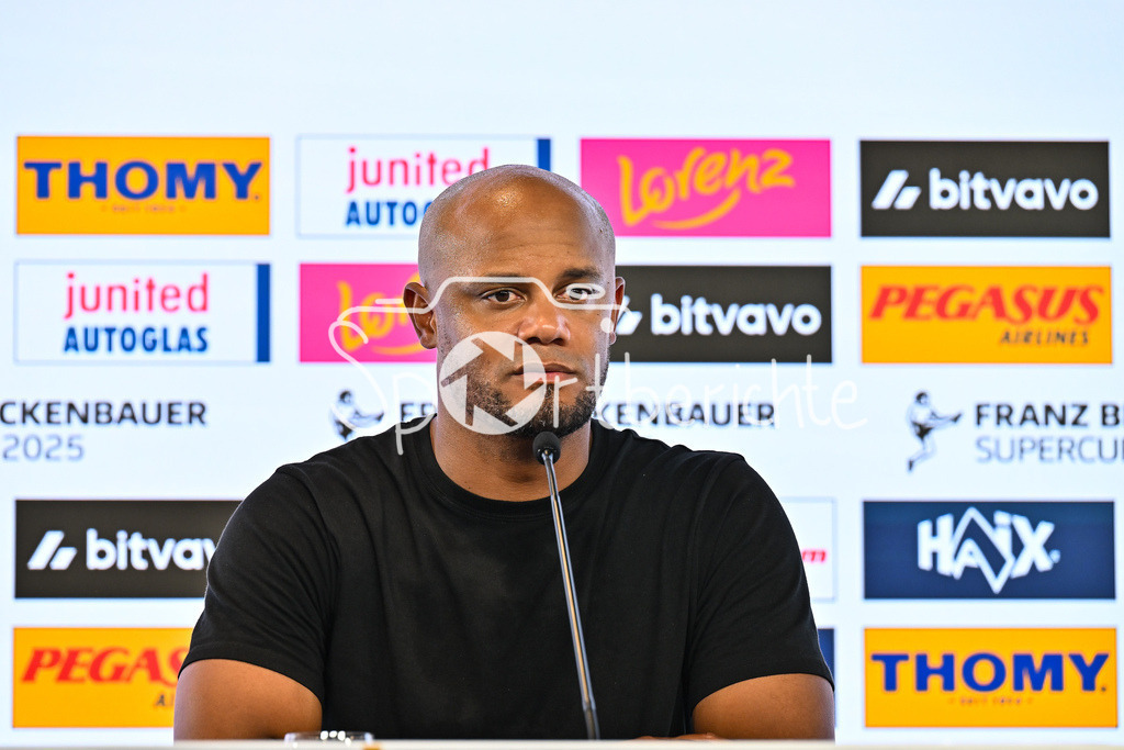 VfB Stuttgart - FC Bayern München | im Bild Vincent KOMPANY Trainer FC Bayern Muenchen auf der Pressekonferenz nach dem Franz Beckenbauer Supercup / Einzelfoto / Freisteller / Franz-Beckenbauer Supercup: VfB Stuttgart - FC Bayern München; MHP Arena am 16.08.2025