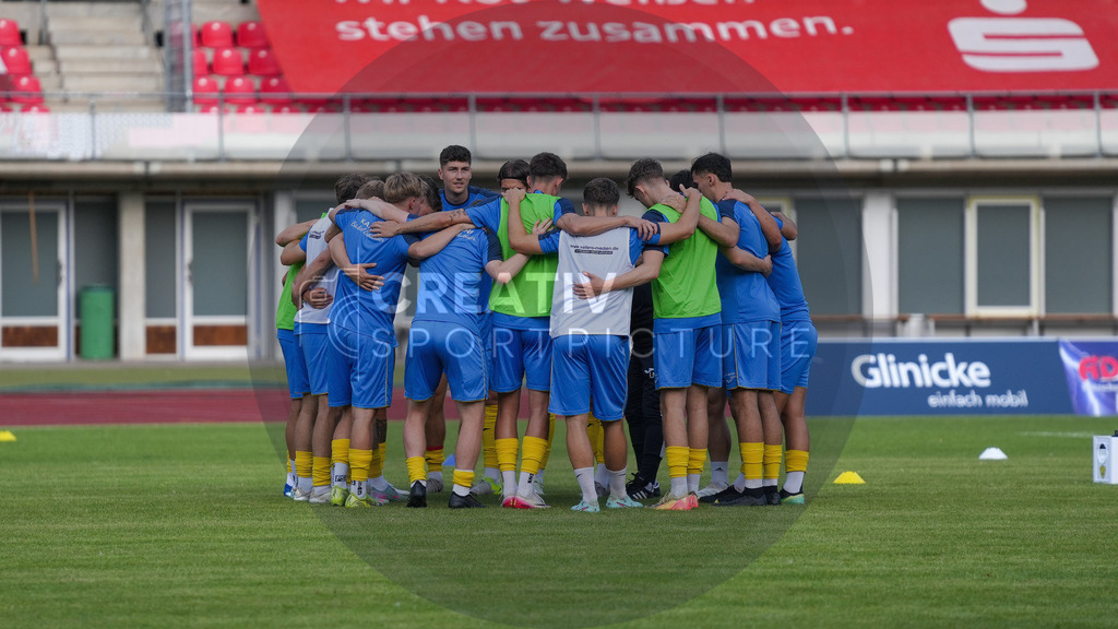 Fußball, Herren, Saison 2025/2026, Regionalliga Nordost, 1. Spieltag, FC Rot-Weiß Erfurt vs. FSV 63 Luckenwalde, Freitag 25.07.2025, Steigerwaldstadion Erfurt, | Fußball, Herren, Saison 2025/2026, Regionalliga Nordost, 1. Spieltag, FC Rot-Weiß Erfurt vs. FSV 63 Luckenwalde, Freitag 25.07.2025, Steigerwaldstadion Erfurt, Im Bild: Der Mannschaftskreis des FSV 63 Luckenwalde nach der Erwärmung. - Realisiert mit Pictrs.com