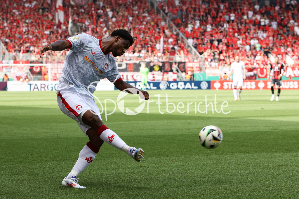 FC Ingolstadt - 1. FC Kaiserslautern | am BAll Almamy TOURE (FCK #6) / Freisteller / Einzelfoto