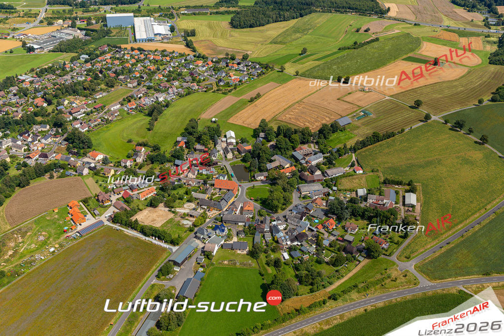 Aktuelles Luftbild von  Höchstädt im Fichtelgebirge Kauf mit Lizenz / Bildrechten möglich- Die Luftaufnahme wurde 2021 mittels UL-Flugzeug erstellt ( keine Drohne ) - hochauflösende Kamera-Systeme von  Canon -Beste Qualität - Für grossformatige Ausdrucke geeignet. Die Geschenkidee !