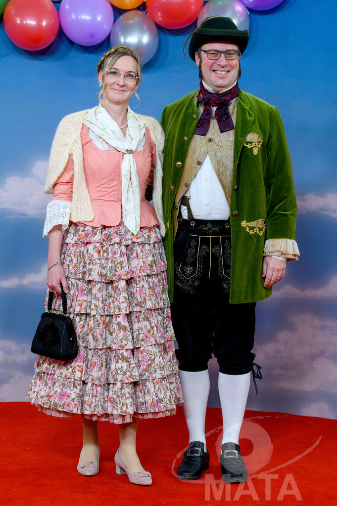 _DWA1292 | Regierungspräsident von Oberfranken  Florian Luderschmid (rechts) mit  seiner Gattin bei der TV-Sendung Fastnacht in Franken 2024. Veitshöchheim, 02.02.2024 Bayern Deutschland - Realisiert mit Pictrs.com