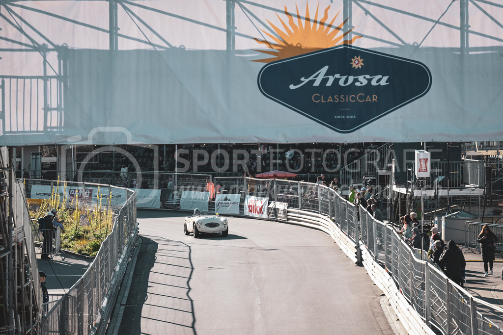 21. Arosa ClassicCar 2025 - 6. =September= 2025 | Marco Trevisan aus Unterengstringen (SUI) in einem Austin Healey 100S aus dem Jahre 1955 mit Startnummer 223 am Arosa ClassicCar 2025 in der Kategorie Classic Trophy..@arosaclassiccar, @arosa.official, #arosaclassiccar, #arosa, #76curves, #classiccarBild: Sportfotografie Markus Aeschimann | www.markus-aeschimann.ch - Realisiert mit Pictrs.com