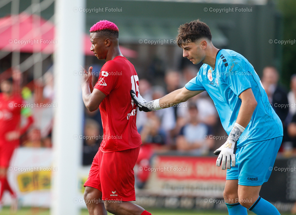 A_LUI_26072025_41 | SPORT,FUSSBALL,UNIQA OEFB CUP 1.RUNDE   26.07.2025 ASKOE OEDT-AUSTRIA SALZBURG IM BILD: GOLDTORSCHUETZE JONATHAN ALUKWU  (OEDT) UND SIMON NESLER TAEUBL (SALZBURG) FOTO:FOTOLUI
