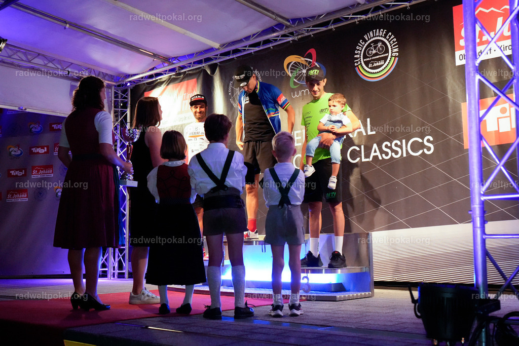 1397_20230817_Bewerb_Maenner_Muehlanger | AUT - OESTERREICH, 2023-08-16: SPORT RENNRAD-FAHREN - 55. INTERNATIONALER RADWELTPOKAL IN ST. JOHANN IN TIROL  - Vintage-Radrennen mit WM-Bronze-Medaillen-Siegerin Christina Schweinberger, den Teilnehmer und Alexander Baumann (vom Orginastions-Team) - TAG 2 BEWERB MAENNER IN SECHS GRUPPEN  ; Foto: Roland Muehlanger