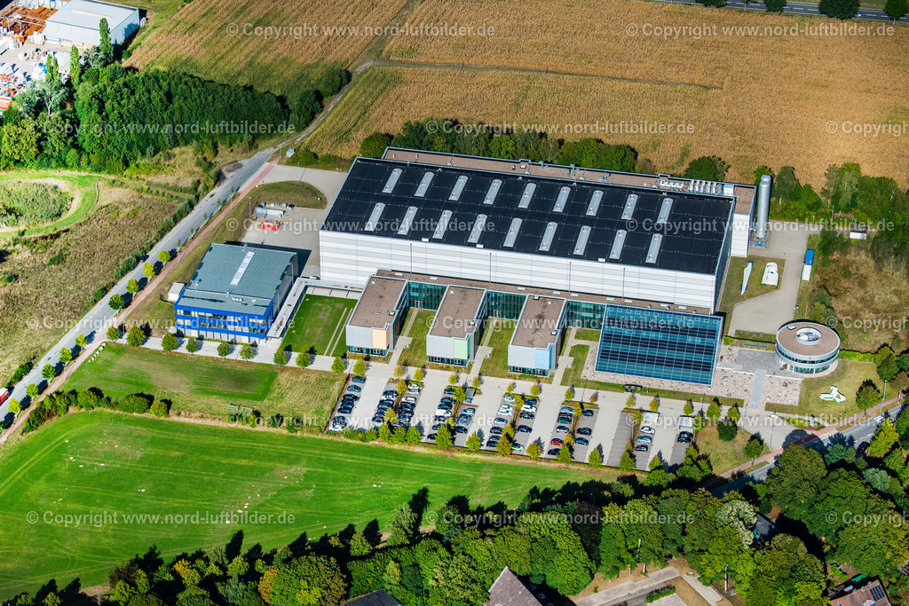 Stade_CFK_Solarhalle_ELS_3410200922 | STADE 20.09.2022 Gebäude und Produktionshallen auf dem Fabrikgelände der CFK NORD Betriebsgesellschaft mbH & Co. KG an der Straße Sophie-Scholl-Weg in Stade im Bundesland Niedersachsen, Deutschland. Weiterführende Informationen bei: CFK NORD Betriebsgesellschaft mbH & Co. KG,  GOLDBECK GmbH. // Building and production halls on the premises of CFK NORD Betriebsgesellschaft mbH & Co. KG on street Sophie-Scholl-Weg in Stade in the state Lower Saxony, Germany. Further information at: CFK NORD Betriebsgesellschaft mbH & Co. KG,  GOLDBECK GmbH. Foto: Martin Elsen