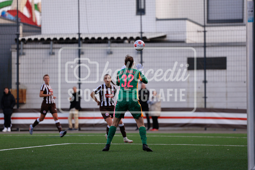 Fußball I Frauen I Saison 2025-2026 I Regionalliga Nord I 15. Spieltag I St. Pauli - SpVg Aurich-49 | Friederike Ihle (32, FC St. Pauli) fängt den Ball. - Realisiert mit Pictrs.com