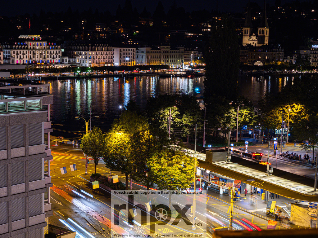 Nacht am Bahnhofplatz | <p><strong>Nacht. Rhythmus. Licht.</strong></p>
<p>Die pulsierende Energie des Bahnhofplatzes verwandelt sich bei Nacht in ein faszinierendes Meer aus Lichtern und Farben. Der Blick über das geschäftige Treiben am Knotenpunkt der Stadt bis hin zum ruhig glitzernden Seebecken fängt die moderne Dynamik von Luzern perfekt ein.</p>
<p>Wähle unter "Produktauswahl" dein Wunschformat: Vom klassischen Wandbild über Puzzle & Tassen bis zum digitalen Download (z.B. als Handy-Hintergrund).</p>
<br> - Realisiert mit Pictrs.com
