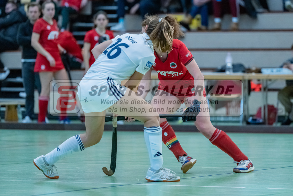HK_20231217_107737 | 1. Bundesliga Damen Crefelder HC - Düsseldorfer HC  am 17.12.2023 Sporthalle Glockenspitz, Krefeld , Tessa Schubert ( Düsseldorfer HC #28 ) , Causin Anna-Sopie ( Crefelder HTC #20 )