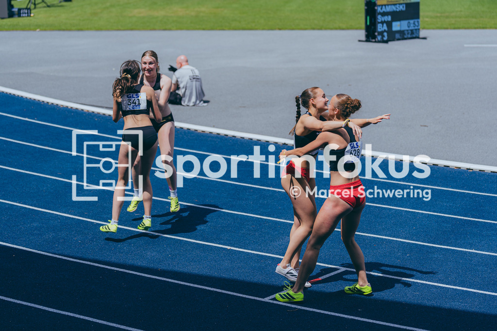 DM U23 U18 Bochum 2026 | Sophia Rathmayer (LG Stadtwerke München) und Helene Blake (StG Hamburg United) beim Jubel der Staffel bei den Deutschen Meisterschaften der U18 &amp; U23 2026 im Lohrheidestadion in Bochum-Wattenscheid. - Realisiert mit Pictrs.com