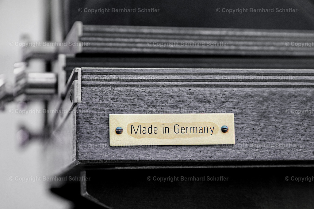 Made in Germany | Herstellerschild „Made in Germany“ an einer Maschine. Schwarz-Weiss - Realisiert mit Pictrs.com