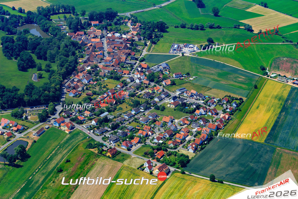 Die Luftaufnahme der Stadt Pommersfelden wurde vom UL-Flugzeug heraus erstellt ( keine Drohne )- hohe Auflösung für beste Qualität