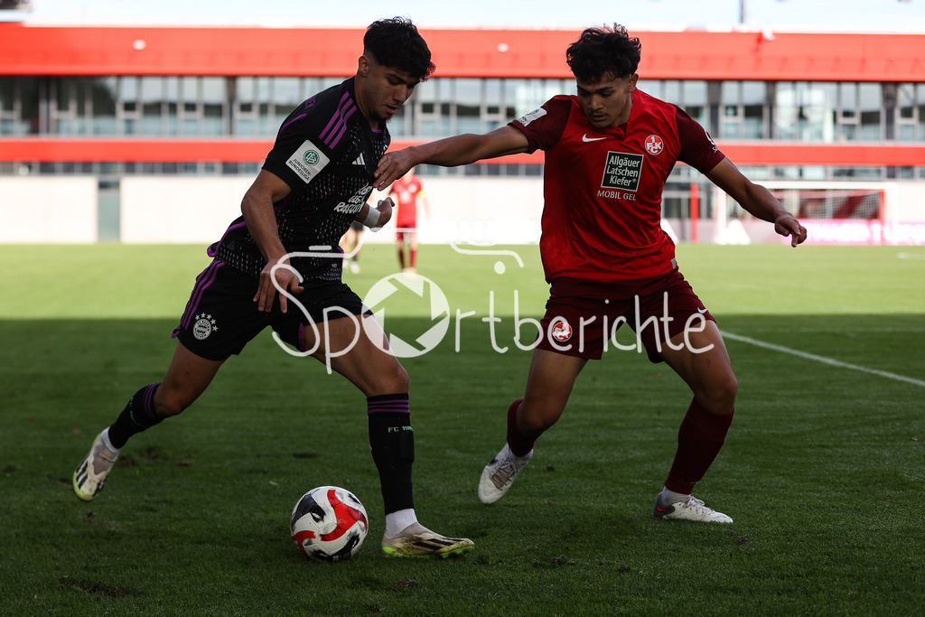 FC Bayern Muenchen U19 - 1. FC Kaiserslautern U19 | Emirhan DEMIRCAN (FCB #7) im Duell mit Maik GAERTNER (FCK #21) / Zweikampf