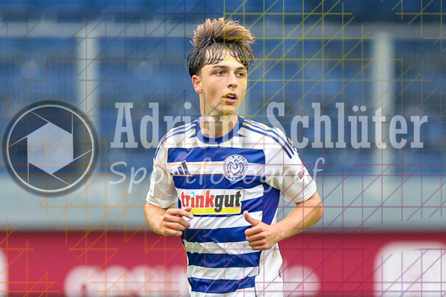 MSV Duisburg vs VfB Stuttgart II - 3. Liga | Duisburg, Deutschland, 02.08.25:   Jan-Simon Symalla (MSV Duisburg) schaut waehrend des Spiels der 3. Liga MSV Duisburg vs VfB Stuttgart II in der schauinsland-reisen-arena(Foto von Brauer-Fotoagentur / Adrian Schlueter)
