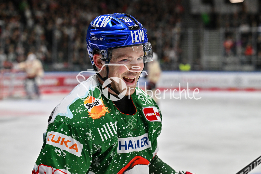 Augsburger Panther - Nürnberg Ice Tigers | ein lachender Cody KUNYK (Augsburger Panther #20) auf dem Weg zur Bank / Freisteller / Einzelfoto / DEL: Augsburger Panther - Nuernberg Ice Tigers, Curt Frenzel Stadion am 06.12.2024