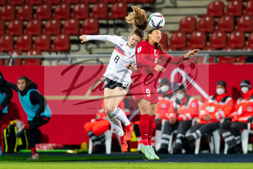 GERTUR20211126_029 | Fussball, Frauen: Svenja Huth (Germany) und Miray Cin (Turkey) im Zweikampf bei dem Spiel der WM-Qualifikation zwischen Deutschland und Tuerkei im Eintracht-Stadion am 26.11.2021 in Braunschweig, Deutschland. - Realisiert mit Pictrs.com
