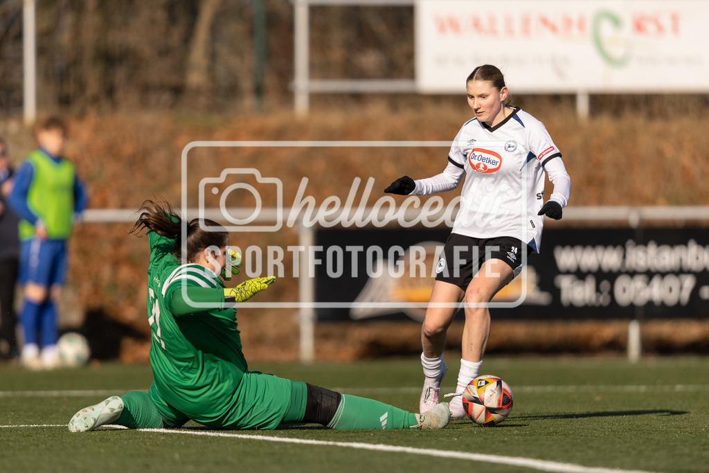 Fußball I Frauen I Saison 2025-2026 I Testspiel I BW Hollage - DSC Arminia Bielefeld I 15.02.2026-102 | Nadine Poll (21, BW Hollage) Martha Stuckenschneider (24, DSC Arminia Bielefeld) - Realisiert mit Pictrs.com