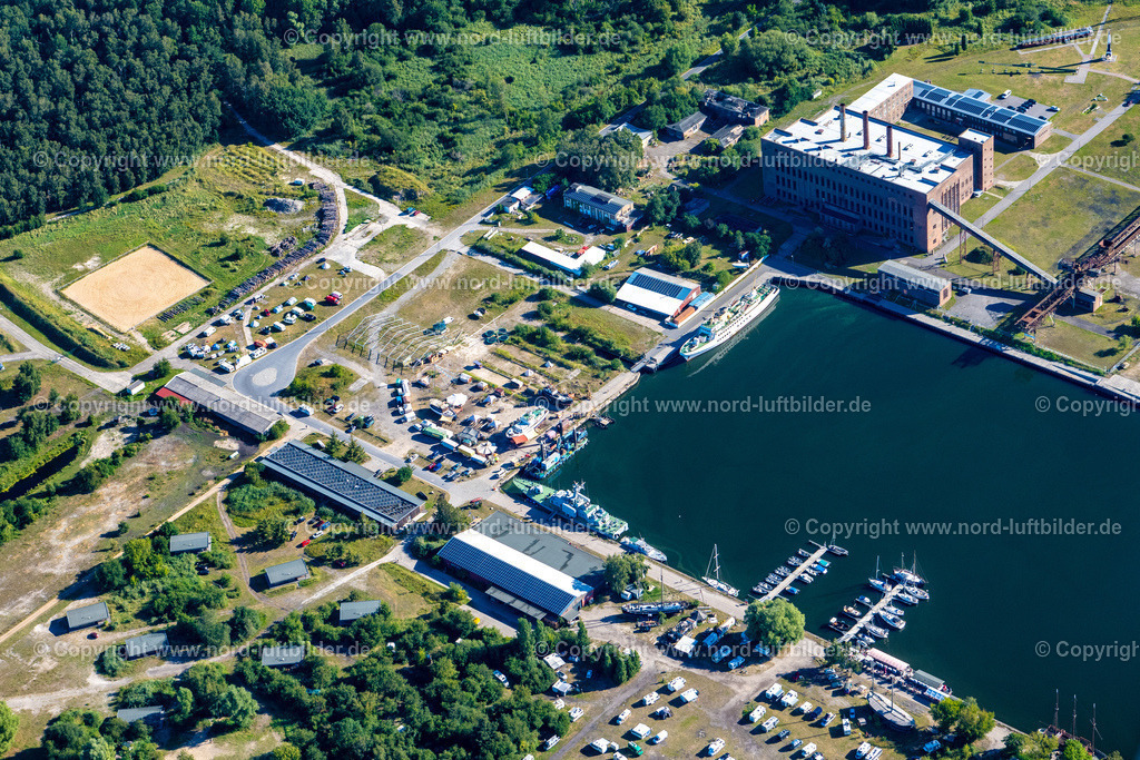 Peenmünde_ELS_7440100822 | PEENEMüNDE 10.08.2022 Spiegelndes Wasser im Yachthafen mit Sportboot- Anlegestellen und Bootsliegeplätzen am Uferbereich Peenemünde an der Straße Zum Nordhafen in Peenemünde auf der Insel Usedom im Bundesland Mecklenburg-Vorpommern, Deutschland. Weiterführende Informationen bei: Yachthafen Peenemünde GmbH. // Reflecting water in the marina with sports boat moorings and boat berths on the Peenemuende shore area in Peenemuende on the island of Usedom in the state Mecklenburg - Western Pomerania, Germany.a. Further information at: Yachthafen Peenemuende GmbH. Foto: Martin Elsen