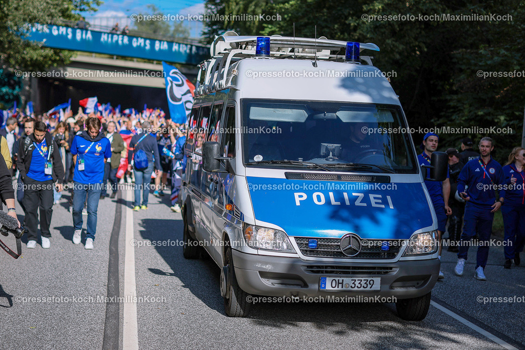 HHmx05072401019 | 05.07.2024, Hamburg, EURO2024 FRANCE VS PORTUGAL Fans and Unterstützer von Frankreich vor dem Fußballspiel zwischen der Nationalmannschaft  von France (les Bleus) und Portugal im Viertelfinale knock out game der UEFA EURO, EM, Europameisterschaft, Fussball 2024 tournament. Fanmarsch von Schnellingen zum Stadion vor dem Spiel. Die Polizei sichert den Fanmarsch mit einem Großaufgebot an Polizeieinsatzkräften.
