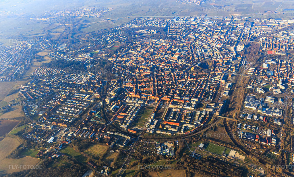 Luftbild: Stadtübersicht aus Süden in Landau in der Pfalz im Bundesland Rheinland-Pfalz in Deutschland. Foto: IMG_145317.jpg vom 02.02.2025 durch Werner Riehm/FLY-FOTO.de