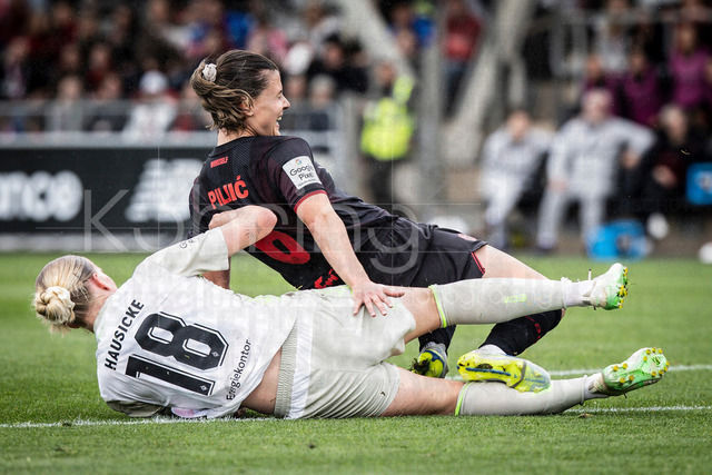 Frauen Fußball-Bundesliga; Bayer 04 Leverkusen - Werder Bremen, 17.05.2026 | LEVERKUSEN, 17.05.2026 - Lina Hausicke (Werder Bremen, 18) legt Katharina Piljic (Bayer 04 Leverkusen, 6) nachdem sie den Ball gespielt hat während der Begegnung Bayer 04 Leverkusen - Werder Bremen an Spieltag 26 der Google Pixel Frauen-Bundesliga am 17.05.2026 im Ulrich-Haberland-Stadion in Leverkusen (Nordrhein-Westfalen). DFL REGULATIONS PROHIBIT ANY USE OF PHOTOGRAPHS AS IMAGE SEQUENCES AND/OR QUASI-VIDEO.
