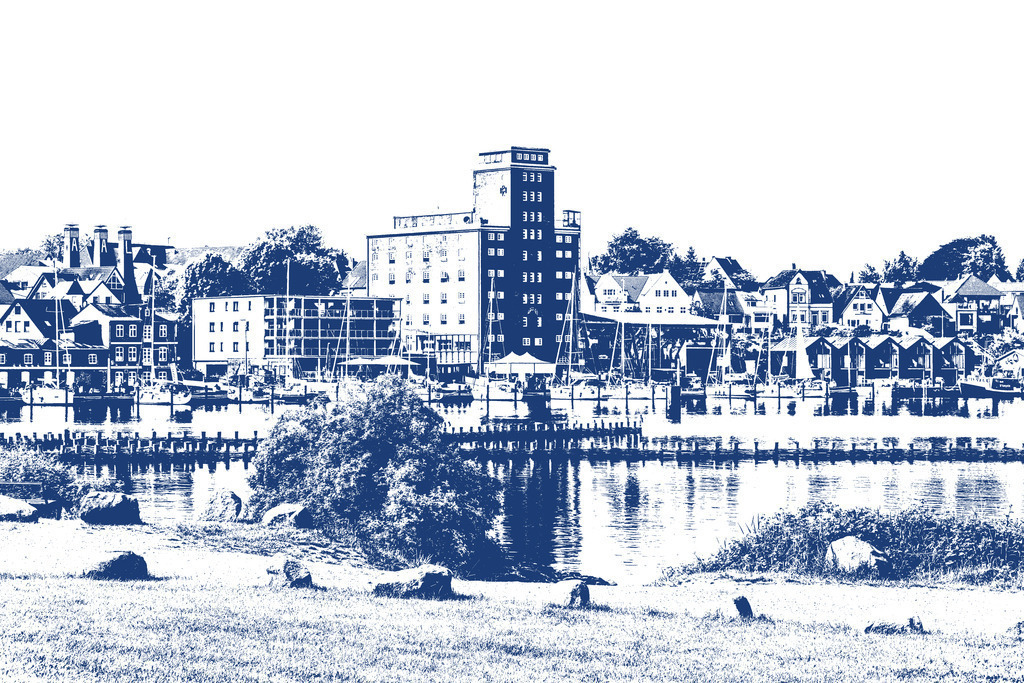Photoart: Hafen in Kappeln in hellblau | Dieses Wandbild zeigt den Hafen in Kappeln an der Schlei in blau. Inmitten der Schlei kann man auf der linken Seite den Heringszaun erkennen. Auf der Schlei sind zwei Segelboote unterwegs.  - Realisiert mit Pictrs.com