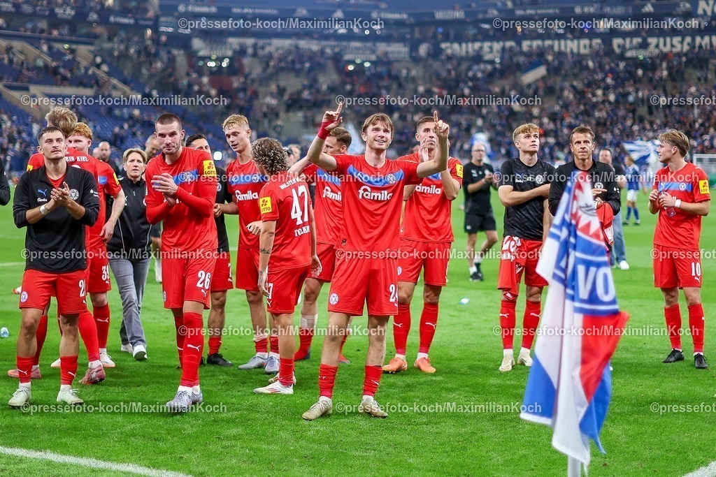 S0413092501214 | 13.09.2025, Fußball, FC Schalke 04 - Holstein Kiel, 5.Spieltag, 2. Fußball Bundesliga, Veltins-Arena Gelsenkirchen, Saison 2025 2026: Abschlussjubel nach dem 1:0 Sieg für Holstein Kiel. Die Mannschaft feiert den Erfolg vor der KurveDFB regulations prohibit any use of photographs as image sequences and or quasi-video.