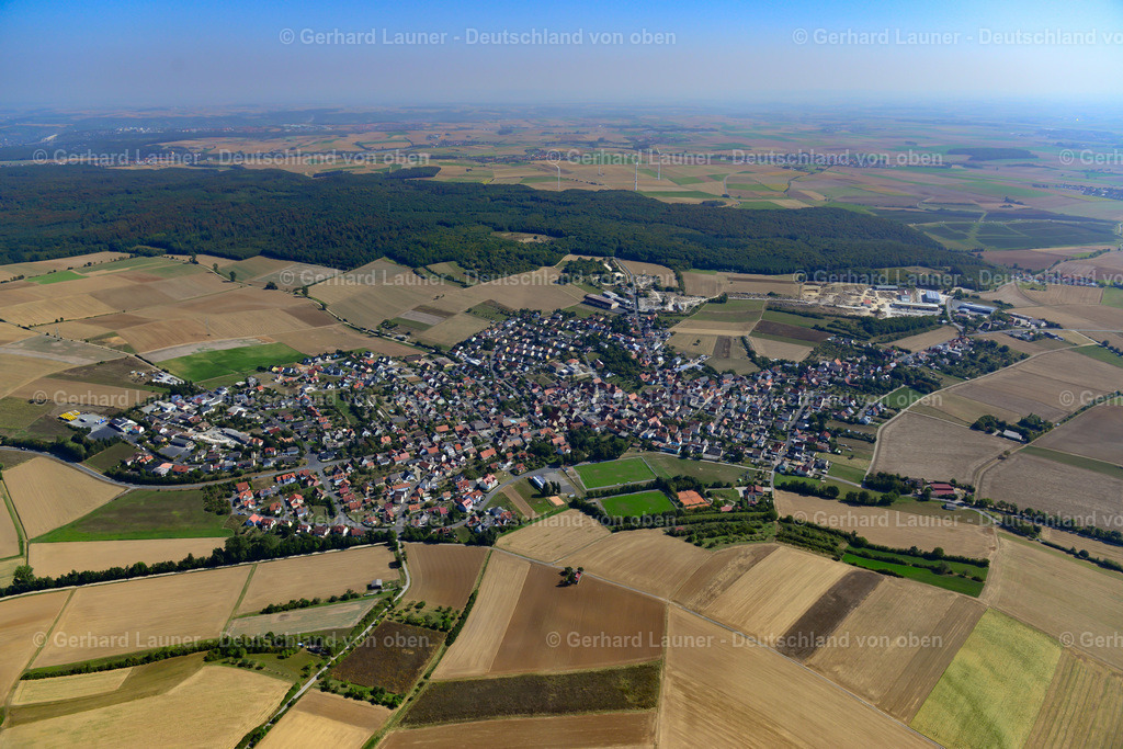 3650546 | KLEINRINDERFELD 13.09.2016 Stadtgebiet mit Außenbezirken und Innenstadtbereich am Rand von landwirtschaftlichen Feldern und Ackerflächen in Kleinrinderfeld im Bundesland Bayern, Deutschland // Urban area with outskirts and inner city area on the edge of agricultural fields and arable land in Kleinrinderfeld in the state Bavaria, Germany Foto: Gerhard Launer