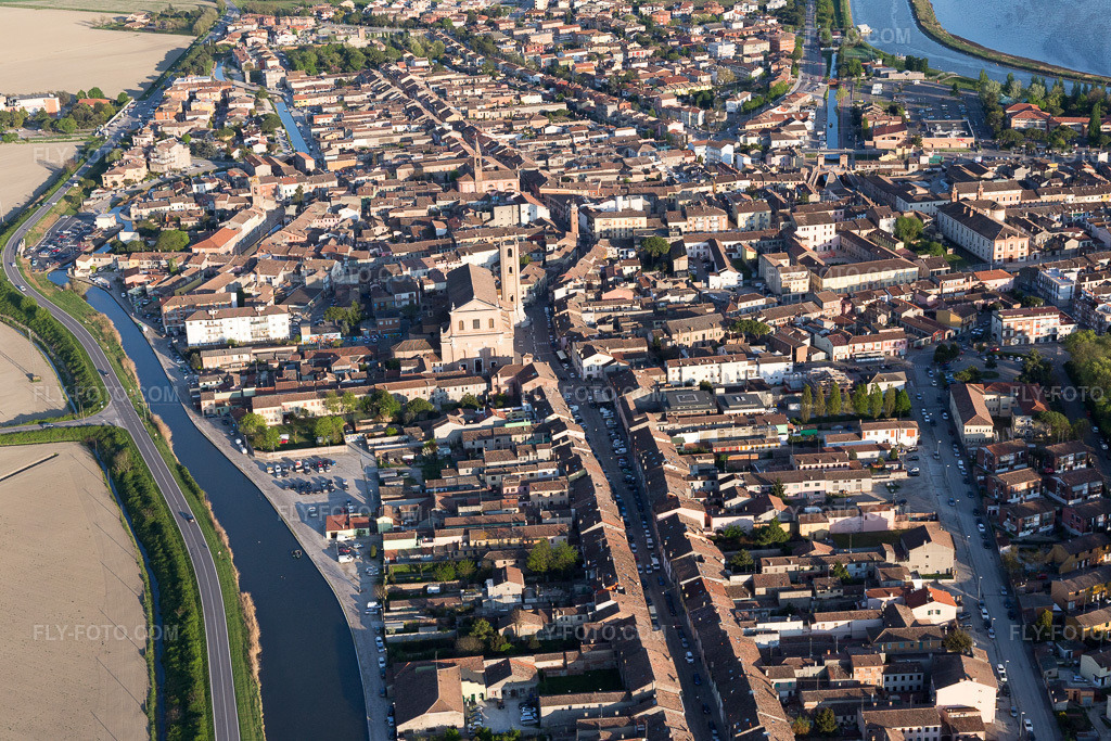 Aerial view: View of the town in Comacchio in the state Ferrara, Italy. – Photo: IMG_098671.jpg taken on 04/06/2017 by Werner Riehm/FLY-FOTO.com – Resolution of the original: 5472 x 3648 px
