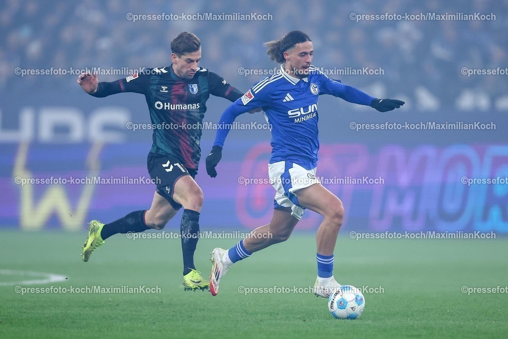 S0401022501023 | 01.02.2025, Fußball, FC Schalke 04 - 1. FC Magdeburg, 2.. Fußball Bundesliga, 20. Spieltag, Veltins-Arena Gelsenkirchen, Saison 2024 2025: Alexander Nollenberger (1.FC Magdeburg #17) im Zweikampf gegen Taylan Bulut (S04 #31)DFB regulations prohibit any use of photographs as image sequences and or quasi-video.