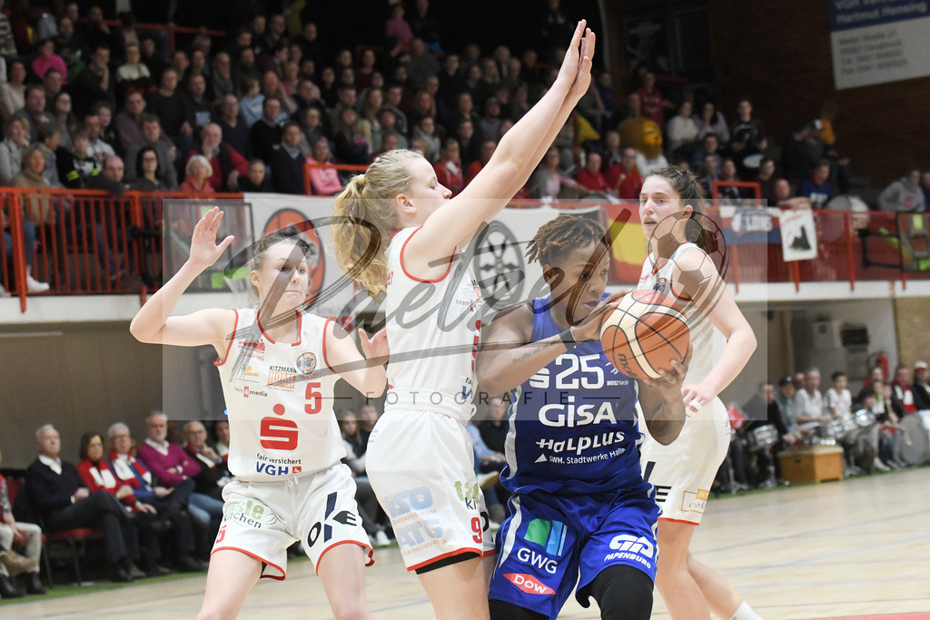 20200126_PANHAL_0088 | Basketball, Frauen: Emma Eichmeyer (GiroLive-Panthers Osnabrück) und Christin Yuri Mercer (GISA LIONS SV Halle) im Zweikampf beim Spiel der Toyota DBBL zwischen GiroLive-Panthers Osnabrück vs. GISA LIONS SV Halle am 26.01.2020 im Panthers Dome in Osnabrück, Deutschland.(Foto von Nico Paetzel) - Realisiert mit Pictrs.com