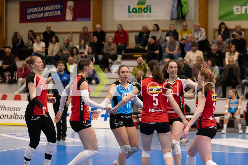 Volleyball I Frauen I Saison 2025-2026 I Volleyball NLA | Women I 1/2 Finals I  VC Kanti Schaffhausen - Sm'Aesch Pfeffingen I 18.03.2026 | VC Kanti Schaffhausen Spielerinnenkreis - Realisiert mit Pictrs.com