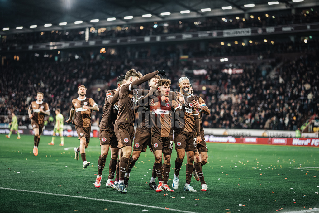 Fußball | Männer | Saison 2024/2025  | Fußball-Bundesliga | 26. Spieltag | FC St. Pauli vs. TSG Hoffenheim | 14.03.2025 | Torjubel Danel Sinani (#10, FC St. Pauli) in der mitte Philipp Treu (#23, FC St. Pauli)