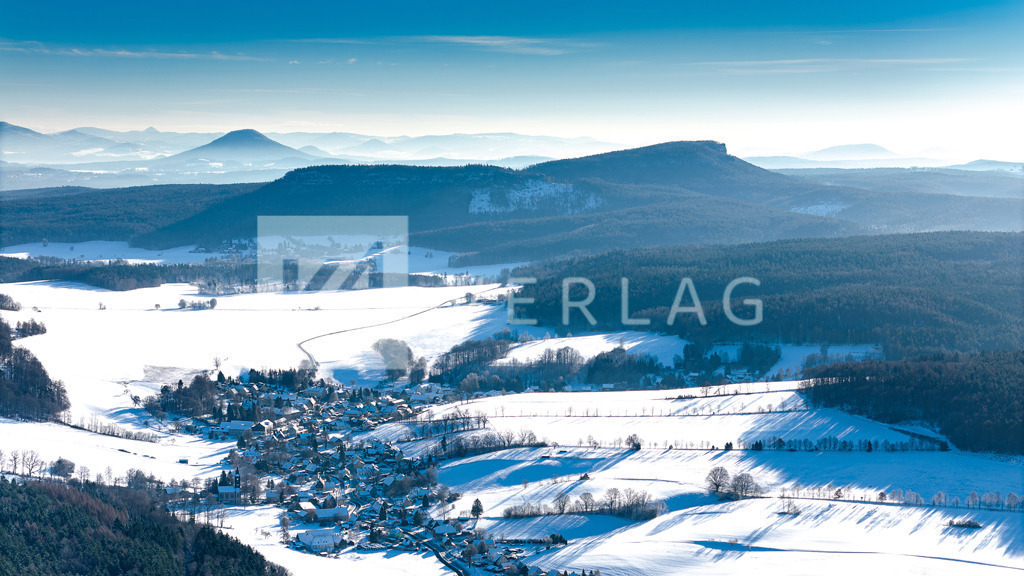 Wandbild-Pano-Zschirnsteine-Luftbild-DJI_20240120035819_0077 | Großer und kleiner Zschirnstein im Winter, Luftaufnahme über der Sächsischen Schweiz - Realisiert mit Pictrs.com
