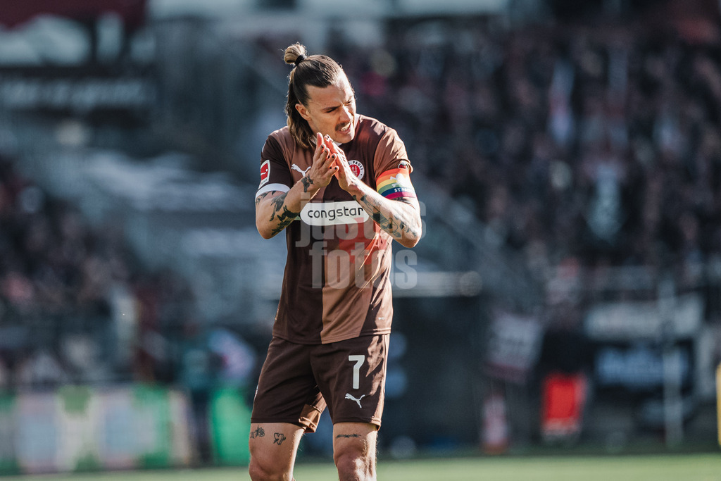 Fußball | Männer | Saison 2024/2025  | Fußball-Bundesliga | 28. Spieltag | FC St. Pauli vs. Borussia Mönchengladbach | 06.04.2025 | Jackson Irvine (#7, FC St. Pauli) feuert sein Team an