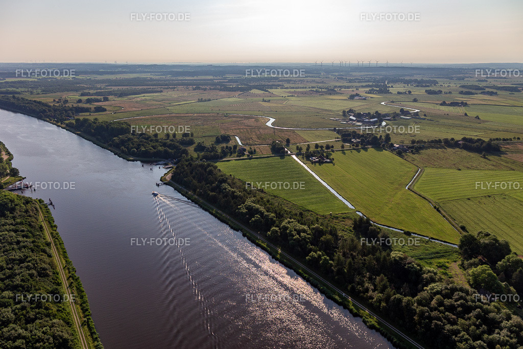 Fähre über den Nord-Ostsee-Kanal | Luftbild: Fähre über den Nord-Ostsee-Kanal in Burg im Bundesland Schleswig-Holstein in Deutschland. Foto: IMG_0007123.jpg vom 11.07.2021 durch Werner Riehm/FLY-FOTO.de - Realisiert mit Pictrs.com