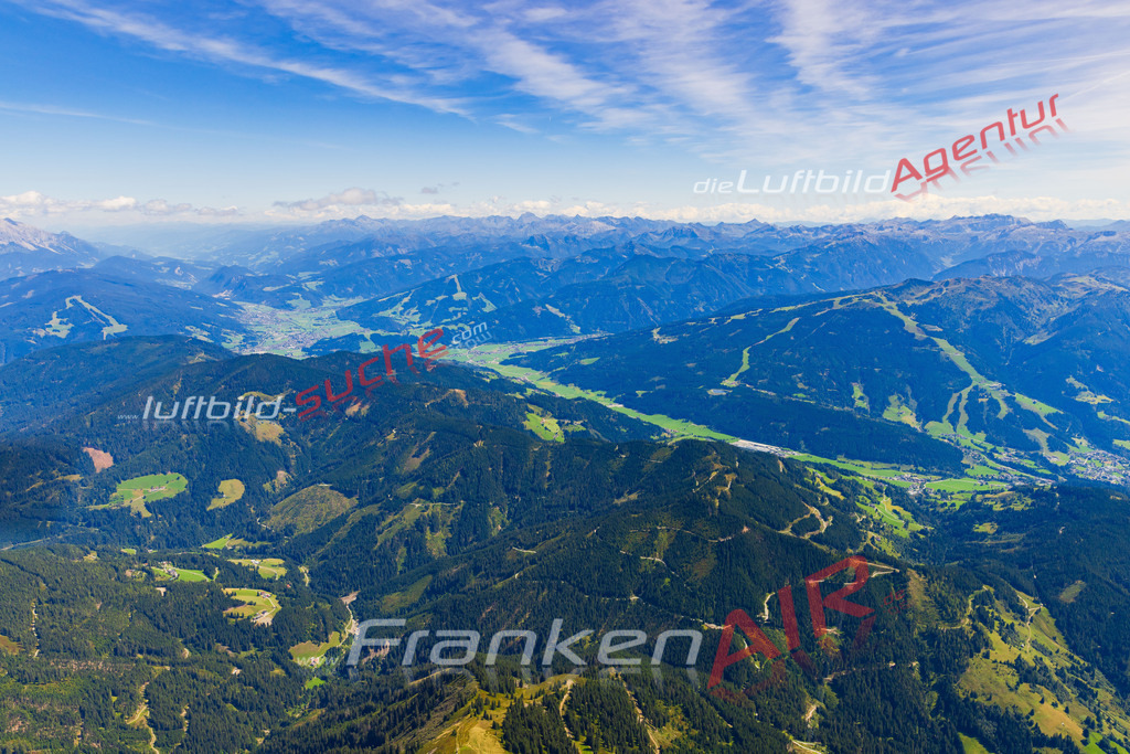 Luftaufnahme von  Flachau - Die Luftaufnahme wurde 2025 vom UL-Flugzeug heraus erstellt ( keine Drohne ) - Hochauflösende Luftaufnahme - für professionelle Ausdrucke geeignet. Die Geschenkidee !Mit Lizenz und Bildrechte bestellbar