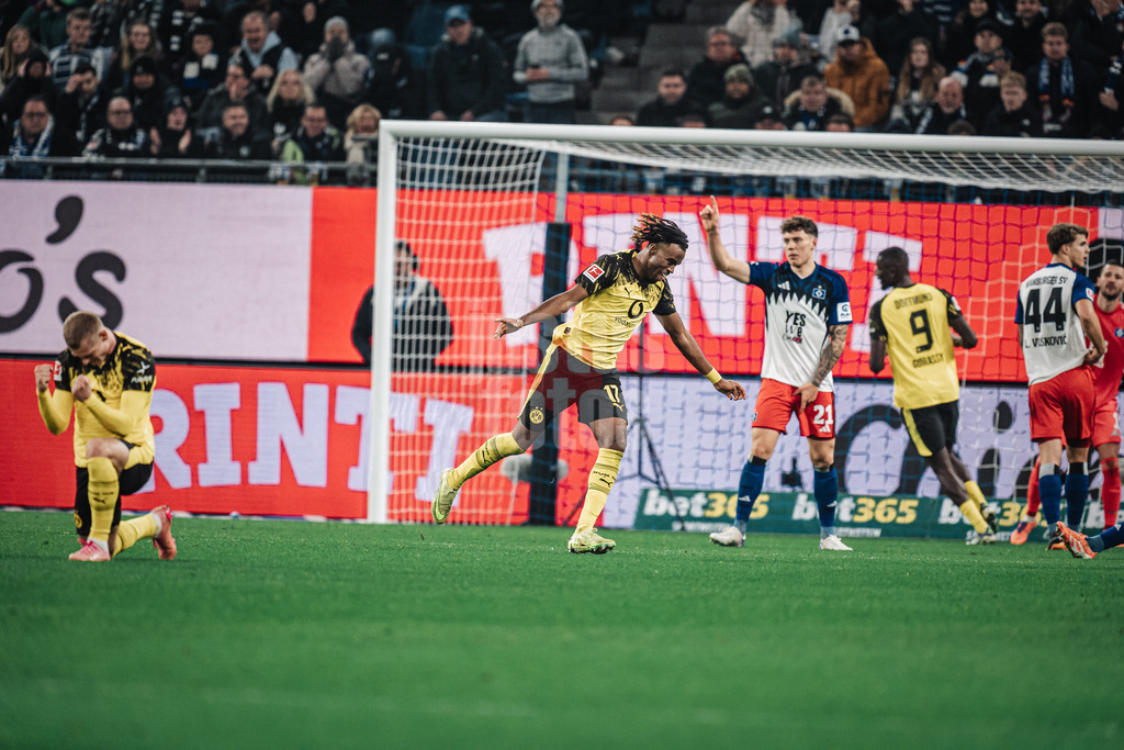 Fußball | Männer | Saison 2025/2026 | 1. Fußball-Bundesliga | 10. Spieltag | Hamburger SV vs. Borussia Dortmund | 08.11.2025 | Carney Chukwuemeka (#17, Borussia Dortmund) schießt ein Tor 1:0 und jubelt