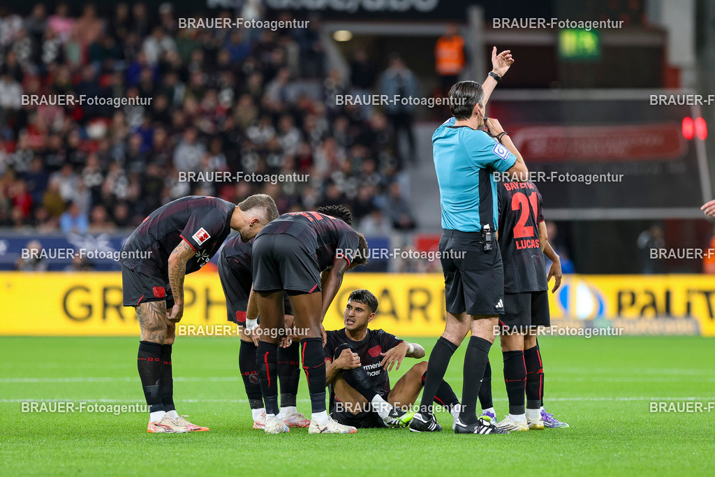 Bayer 04 Leverkusen vs Eintracht Frankfurt - Bundesliga  | Leverkusen, Deutschland, 12.09.25:   Exequiel Alejandro Palacios (Bayer 04 Leverkusen) liegt verletzt am Boden waehrend des Spiels der Bundesliga zwischen  Bayer 04 Leverkusen vs Eintracht Frankfurt in der BayArena(Foto von Brauer-Fotoagentur / Adrian Schlueter)
