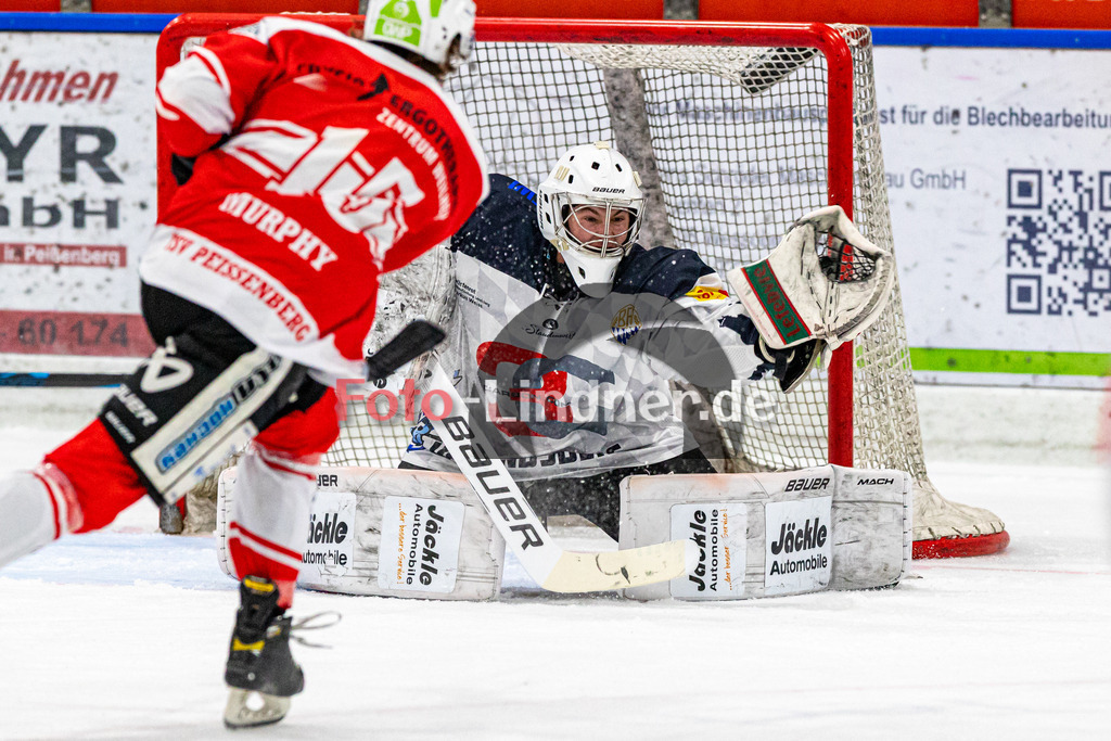 Spiel 5 Viertelfinale TSV Peißenberg Miners vs HC Landsberg Riverkings | Eishockey Bayernliga Playoffs 2023/2024, Spiel 5 Viertelfinale TSV Peißenberg Miners vs HC Landsberg Riverkings, 20240301,
Moritz BORST (HCL Goali 32) sicher,
2024-03-01 in Peißenberg (Eisstadion)
15 Ryan MURPHY (Miners 15), 32 Moritz BORST (HCL Goali 32)
Copyright: WolfgangxLindner foto-lindner.de