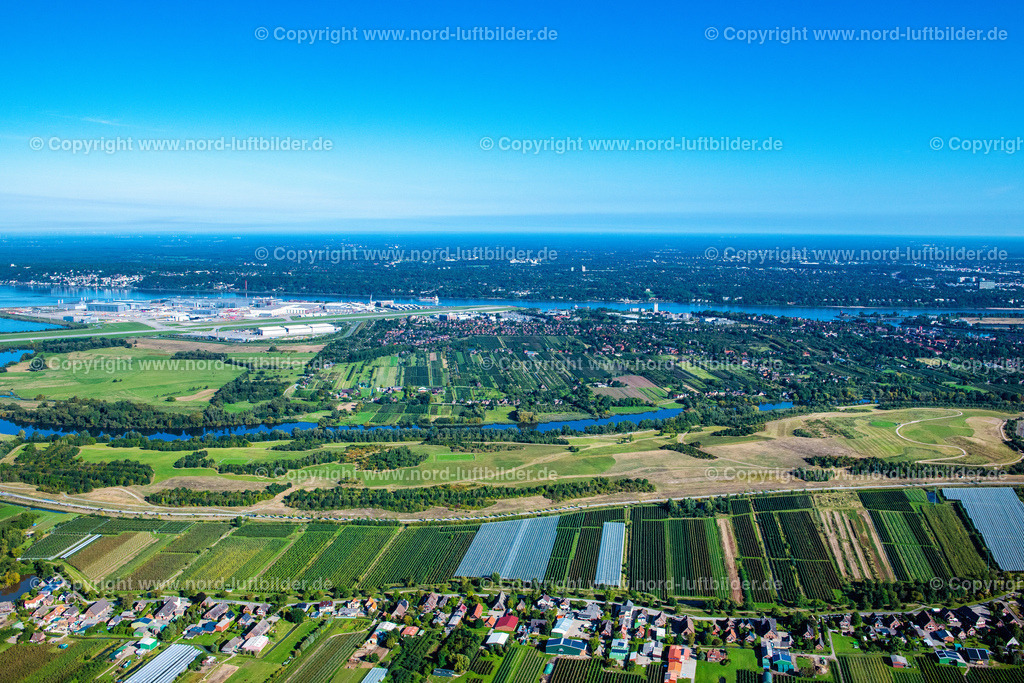 Hamburg_Finkenwerder_ELS_4015220922 | HAMBURG 22.09.2022 Ortsansicht der Straßen und Häuser der Wohngebiete des Stadtteils Finkenwerder am Ufer der Fluss- verlaufs der Elbe in Hamburg. // Town View of the streets and houses of the residential areas in the city district Finkenwerder by the river- side of Elbe in Hamburg in Germany. Foto: Martin Elsen