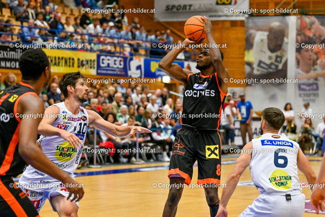 AUT, BSL, Basketball, Gmunden Swans vs Panthers Fuerstenfeld | 15.10.2023, Raiffeisen Sportpark Gmunden, AUT, BSL, Gmunden Swans vs Panthers Fuerstenfeld, im Bild Toni Blazan (Swans), Daniel Friedrich (Swans) vs Dylan Causwell (Fuerstenfeld)


// BSL, Basketball Super League Match between Gmunden Swans and Panthers Fuerstenfeld in Gmunden, Austria on 2023/10/15