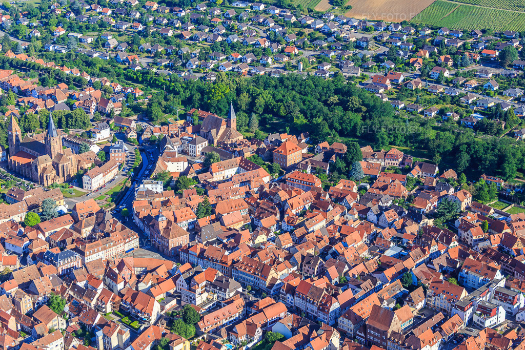 Vue aérienne: Rue de la République depuis le sud-est à Wissembourg dans le département Bas Rhin, France – .Photo: IMG_083030.jpg prise le 26/06/2015 par Werner Riehm/FLY-FOTO.eu – Résolution de l'original: 5472 x 3648 px
