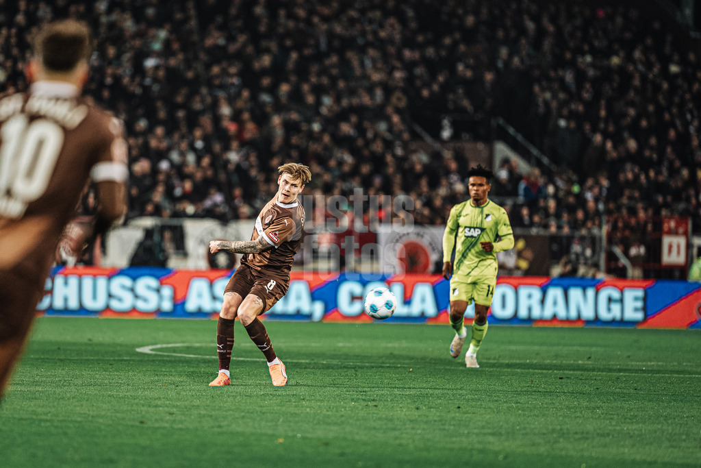 Fußball | Männer | Saison 2024/2025  | Fußball-Bundesliga | 26. Spieltag | FC St. Pauli vs. TSG Hoffenheim | 14.03.2025 | Eric Smith (#8, FC St. Pauli)