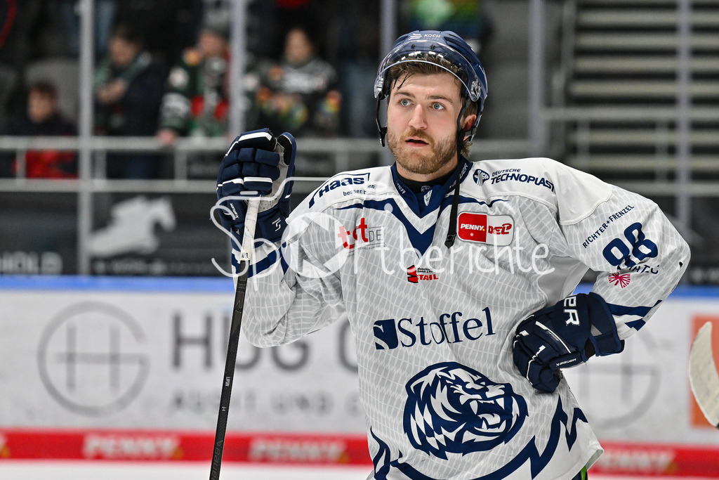 Augsburger Panther - Straubing Tigers | ein enttaeuschter JC LIPON (Straubing Tigers #88) nach der Niederlage in Augsburg / DEL: Augsburger Panther - Straubing Tigers, Curt Frenzel Stadion am 29.11.2024