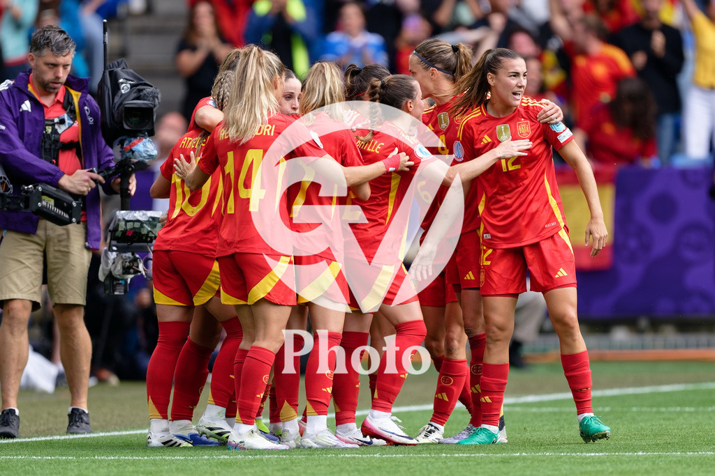 England v Spain - UEFA Women's EURO 2025 Final | BASEL, SWITZERLAND - JULY 27:  Mariona Caldentey of Spain celebrates after scoring her team's first goal with teammates during the UEFA Women's EURO 2025 Final match between England and Spain at St. Jakob-Park on July 27, 2025 in Basel, Switzerland. (Photo by Giuseppe Velletri/Sports Press Photo/Getty Images)
